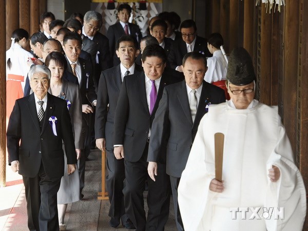 ມີສະມາຊິກສະພາແຫ່ງຊາດຍີ່ປຸ່ນ 100 ທ່ານໄດ້ໄປໄວ້ອາໄລຢູ່ວິຫານ Yasukuni